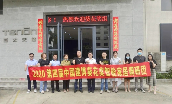 用大块头疯狂砸向智能锁...是哪家企业竟然这么敢???