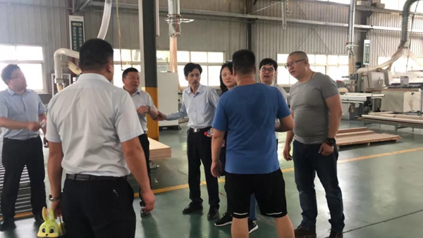 华润地产领导前来兔宝宝木门参观考察