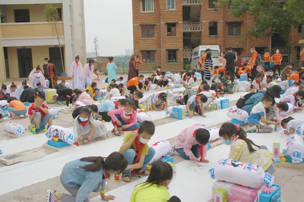 达斐丽全屋定制与希望小学全体学子共迎六一