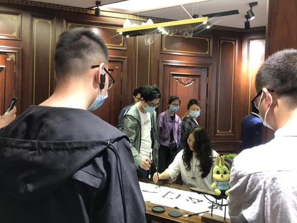上海拉齐娜装饰工程有限公司参观兔宝宝木门
