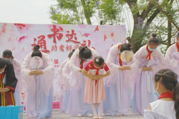 达斐丽全屋定制与希望小学全体学子共迎六一