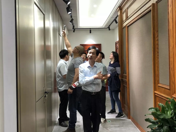 华润地产领导前来兔宝宝木门参观考察
