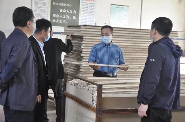 兄弟木业欢迎兴安盟经济技术开发区领导、企业家莅临参观指导