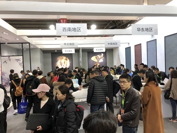 墙纸墙布窗帘软装展CIWFE持“证”上岗