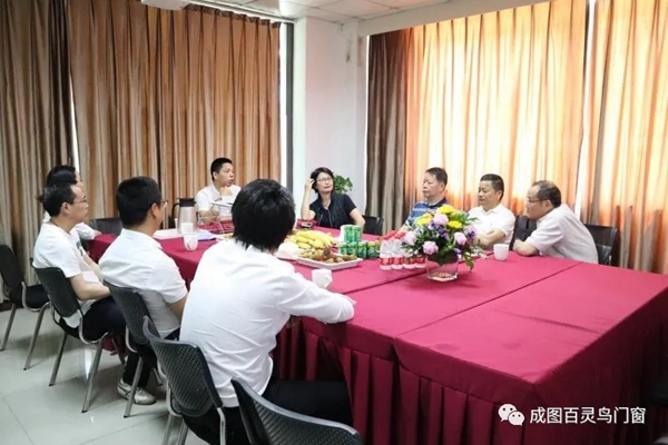 成图百灵鸟迎红星美凯龙领导莅临参观指导,双方将扩大合作空间