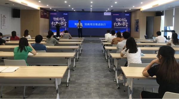 大自然墙布：壁生所属 亿路同行