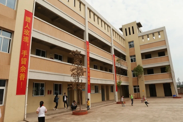 达斐丽全屋定制与希望小学全体学子共迎六一