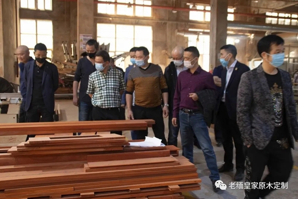 老缅皇家原木定制欢迎庆地板协会莅临工厂参观交流