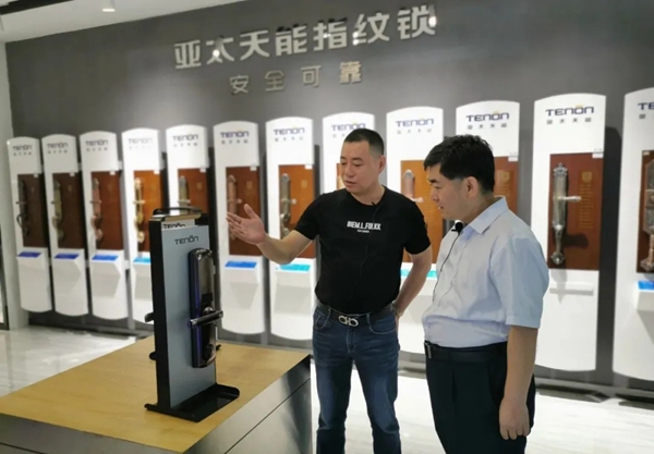 用大块头疯狂砸向智能锁...是哪家企业竟然这么敢???