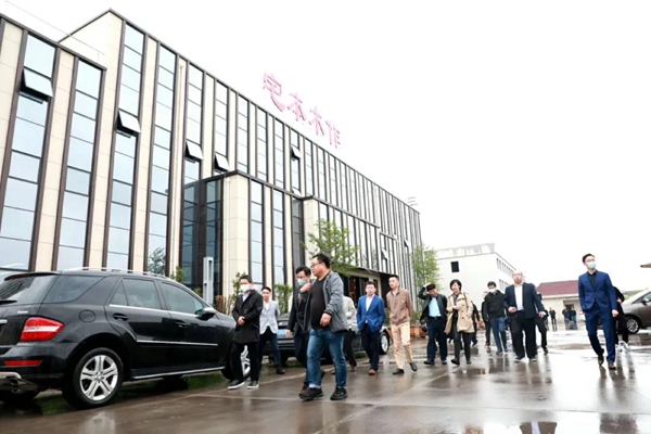 居然之家团队莅临三力威整木定制 共话家具企业发展战略