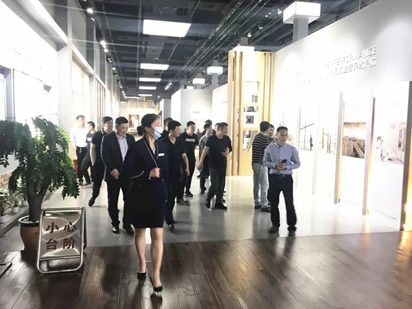 科饶恩系统门窗迎居然之家河南新乡区总经理王总一行莅临参观考察