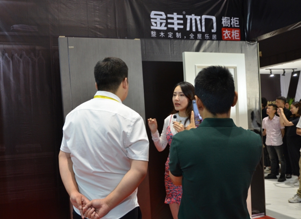 金丰木门七都镇家居建材工厂直购会火热进行中