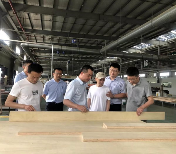 兔宝宝木门和青岛优菲工程公司开展合作交流