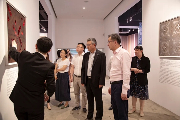 书香门地地板欢迎国家工信部副局长何亚琼一行亲临考察参观