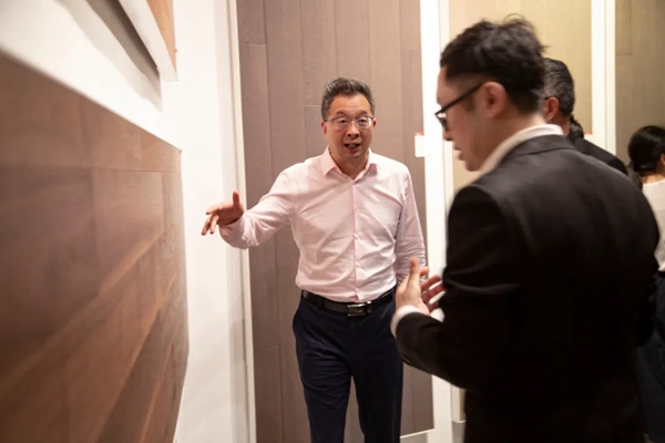 书香门地地板欢迎国家工信部副局长何亚琼一行亲临考察参观