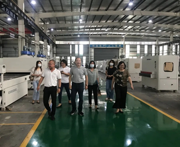 伦教木工机械商会刘会长一行莅临迪峰机械参观指导！