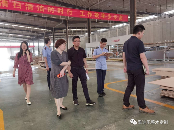 雅迪乐整木定制欢迎试点服务项目领导一行参观指导