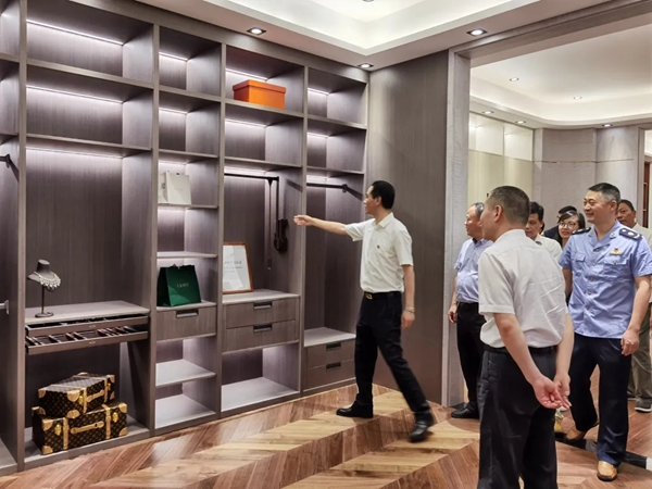 上臣地板欢迎嘉兴市市场监管局领导调研绿色产品认证