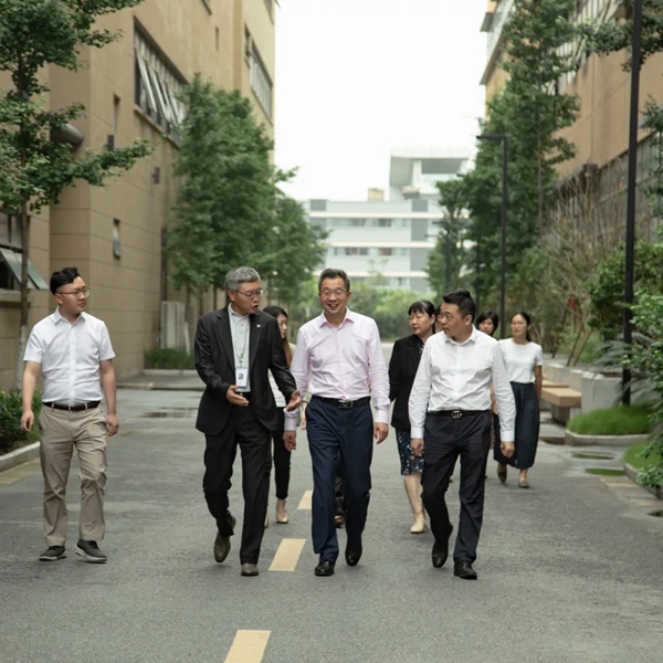 书香门地地板欢迎国家工信部副局长何亚琼一行亲临考察参观