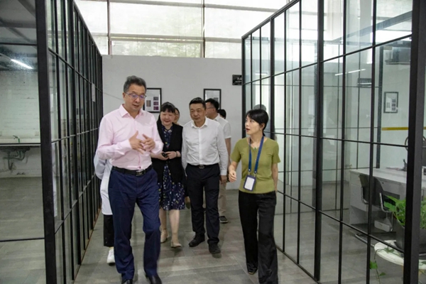 书香门地地板欢迎国家工信部副局长何亚琼一行亲临考察参观