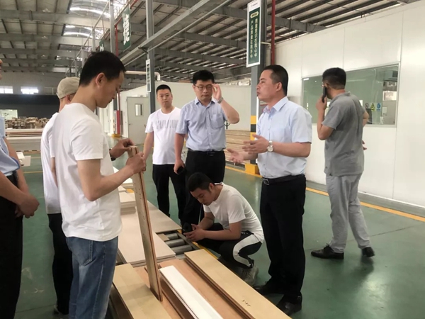 兔宝宝木门和青岛优菲工程公司开展合作交流