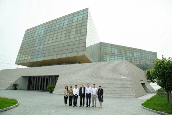 书香门地地板欢迎国家工信部副局长何亚琼一行亲临考察参观