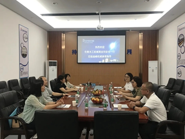 伦教木工机械商会刘会长一行莅临迪峰机械参观指导！
