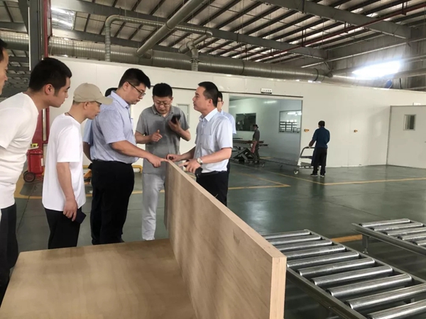兔宝宝木门和青岛优菲工程公司开展合作交流