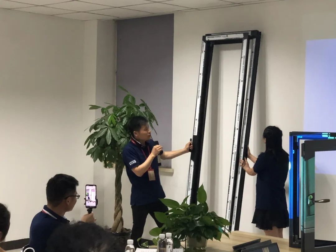 蒂尔汉斯夏季新品发布会圆满成功