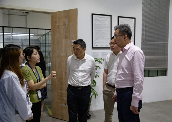 书香门地地板欢迎国家工信部副局长何亚琼一行亲临考察参观