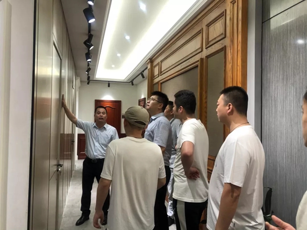 兔宝宝木门和青岛优菲工程公司开展合作交流