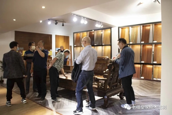 重庆地板协会莅临老缅皇家原木定制参观交流