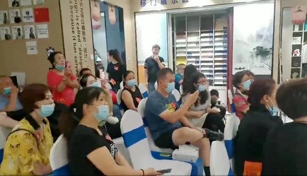 伊仕利家居工厂“总裁连线” 惊喜大礼尽数派送
