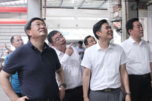 山东滨州市委书记佘春明一行及山东企业领导莅临伟业考察交流