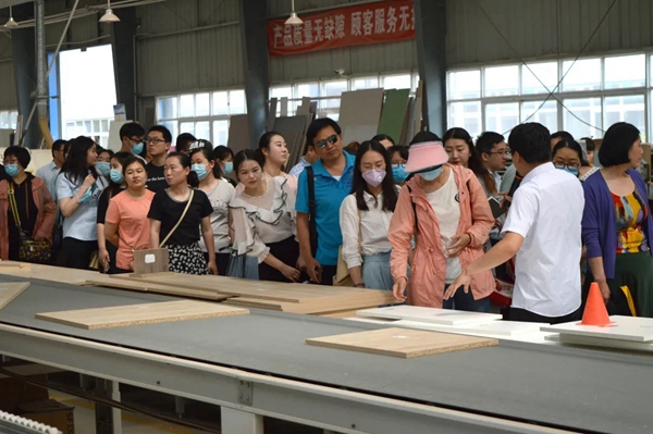 简一全屋定制欢迎开封市建行各位领导莅临参观考察
