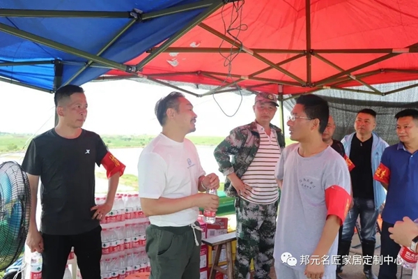邦元名匠董事长千里送温暖 积极投入抗洪救灾