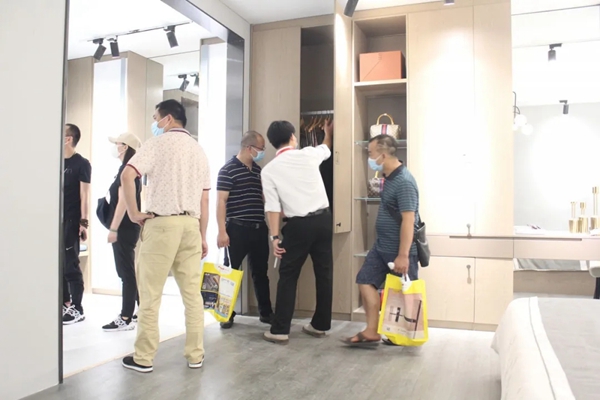 伊仕利家居展馆现场火爆 直播间互动火热 伊仕利家居展馆现场火爆 直播间互动火热