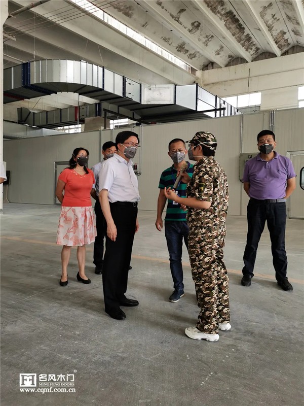 重庆市人大常委张定宇及相关领导莅临名风木门调研指导 重庆市人大常委张定宇及相关领导莅临名风木门调研指导