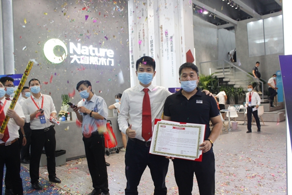 大自然木门携特斯拉惊艳亮相2020中国建博会（广州） 引爆加盟热潮