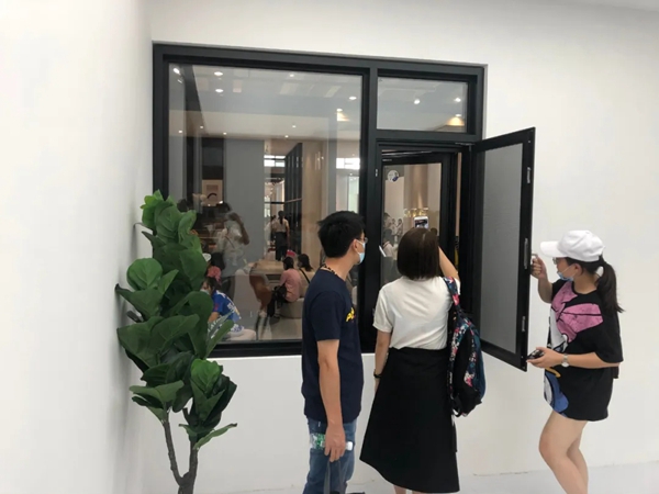 新标门窗极简系列惊艳全场 引领行业新标杆