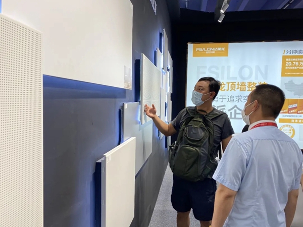法狮龙时尚吊顶美学展馆获好评 洽谈客户络绎不绝