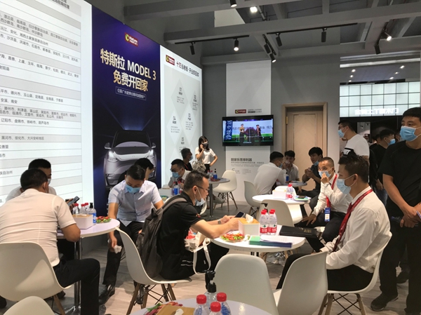 大自然木门携特斯拉惊艳亮相2020中国建博会（广州） 引爆加盟热潮