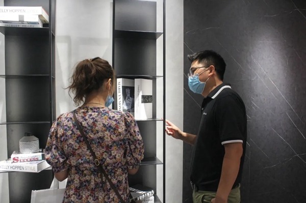 伊仕利家居展馆现场火爆 直播间互动火热