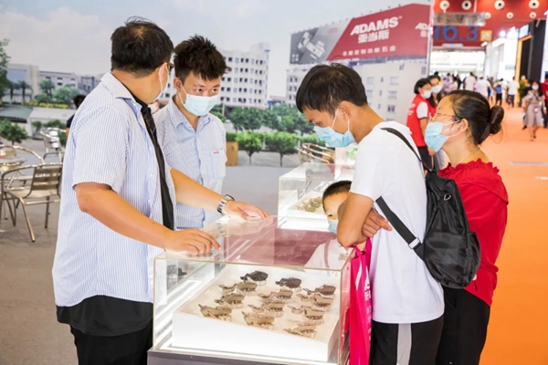 亚当斯全屋定制功能五金携热门产品闪耀登场家博会