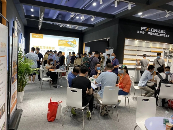 法狮龙时尚吊顶美学展馆获好评 洽谈客户络绎不绝