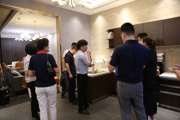 企业家走进亚丹家居参观指导 共谋发展