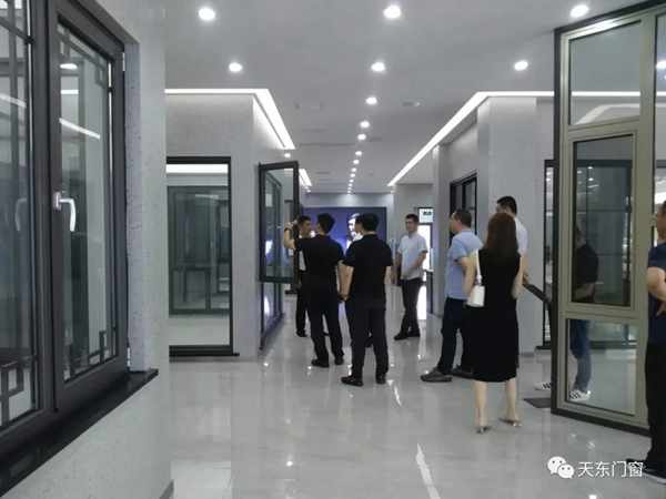 天东门窗迎接全国工商联家具装饰业商会执行会长一行莅临指导