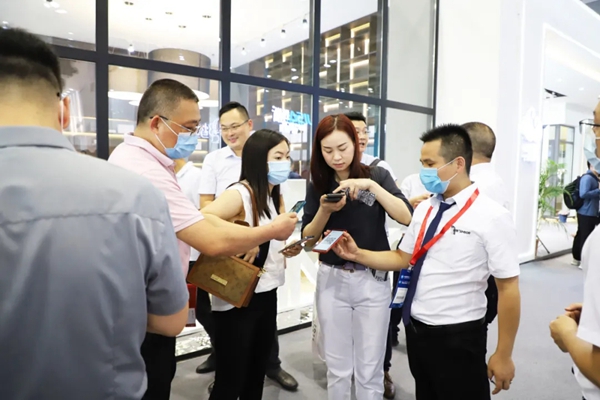 新标门窗极简系列惊艳全场 引领行业新标杆