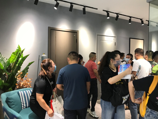 大自然木门携特斯拉惊艳亮相2020中国建博会（广州） 引爆加盟热潮