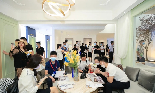 圣玛诺整木定制开展首日大放异彩 成为展会打卡圣地